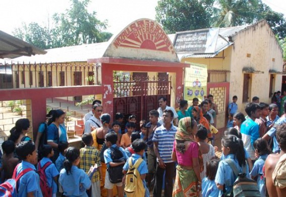 Lack of teachers: Deprived students, guardians and locals lock school gate Lack of teachers: Deprived students, guardians and locals lock school gate